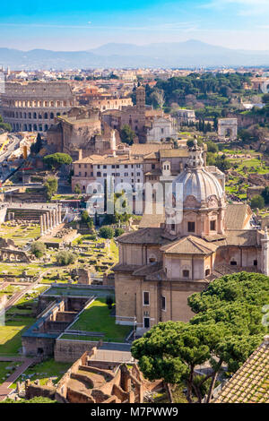 Luftaufnahme des Forum Romanum und das Kolosseum in Rom, Italien. Rom von oben.