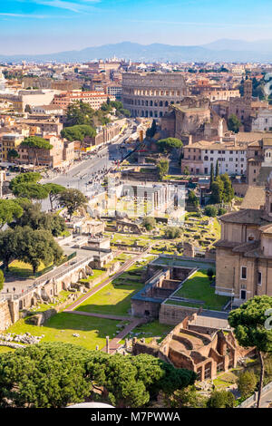 Luftaufnahme des Forum Romanum und das Kolosseum in Rom, Italien. Rom von oben. Stockfoto