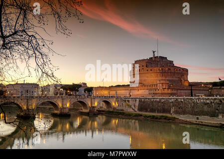 Sonnenuntergang am Saint Angelo Schloss in Rom, Italien Stockfoto