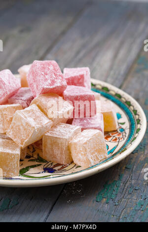 Turkish Delight mit Puderzucker Stockfoto