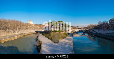 Tiberinsel (Isola Tiberina) auf dem Tiber in Rom, Italien Stockfoto