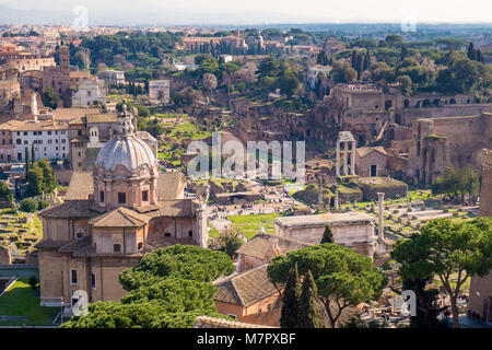 Luftaufnahme des Forum Romanum und das Kolosseum in Rom, Italien. Rom von oben. Stockfoto