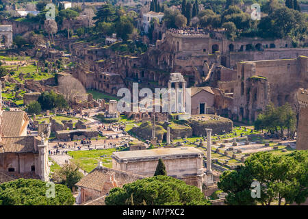 Luftaufnahme des Forum Romanum und das Kolosseum in Rom, Italien. Rom von oben. Stockfoto