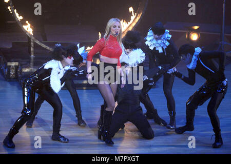 NEW YORK - Dezember 02: Sängerin Britney Spears führt auf ABC's "Good Morning America" im Big Apple Circus Zelt am Lincoln Center am 2. Dezember 2008 in New York City. Personen: Britney Spears Stockfoto