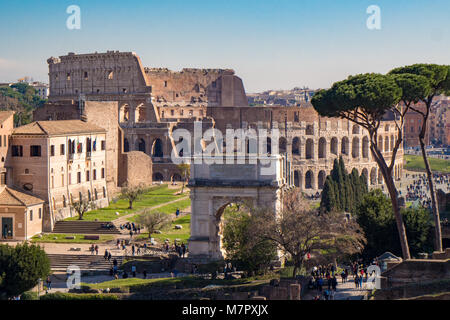 Titus Arch und dem Römischen Kolosseum in Rom, Italien wie aus dem Palatin gesehen Stockfoto