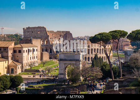 Titus Arch und dem Römischen Kolosseum in Rom, Italien wie aus dem Palatin gesehen Stockfoto