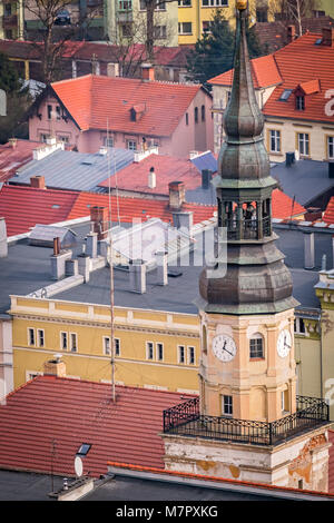 Luftaufnahme der Katholischen Kirche Turm in Bolkow Stadt in Niederschlesien, Polen, als von den Wänden der Bolkow Castle gesehen Stockfoto