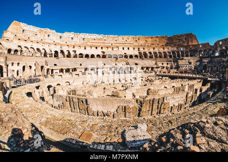 Panoramablick auf die Innenseite des Römischen Kolosseum in Rom, Italien Stockfoto