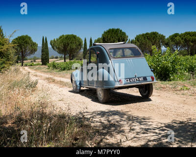 Citroen 2CV in der Stadt von Ansouis Vaucluse Provence Frankreich Stockfoto