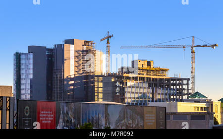 Johannesburg, Südafrika - 8. März 2018: Die hohen Gebäuden mit baukränen in der Skyline. Stockfoto