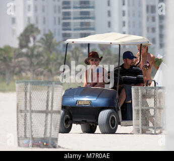 MIAMI BEACH - FL - Dezember 19, 2007: Britney Spears wurde wie wir alle waren über die Nachricht von Ihrem 16 Jahre alten Schwester Jamie LynnÕs ungeplante Schwangerschaft mit Ihrem älteren Freund überrascht. Jetzt, Speere Freund und E! Unterhaltung Reporter Jason Kennedy erklärt, dass PerezHilton.com BritneyÕs Camp gab ihm folgende ausschließliche Erklärung: ÒBritney ist sich bewusst, dass die Neuigkeiten über Jamie LynnÕs Schwangerschaft. Sie möchte ihre Schwester nichts aber das Beste und bittet um Privatsphäre während dieser Zeit.Ó Privatsphäre???? Jamie Lynn und Lynne Spears pimped diese Geschichte auf der Abdeckung der OK! Zeitschrift. Sie CANÕT FRAGEN SIE NACH Stockfoto