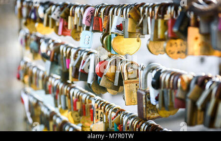 Liebe Schlösser an die Metzger Brücke in Ljubljana, Slowenien. Brücke voller bunter Liebe Vorhängeschlösser hängen vom Zaun mit Namen geschrieben. Mesarski m Stockfoto