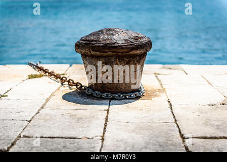 Alten rostigen Stahl Poller Pfosten auf einer Mole festmachen. Der beste Weg für Boot oder Schiff festmachen im Hafen. Kroatien, Silba. Stockfoto