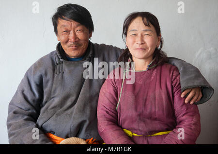 Mongolische Familie ist bei ihm zu Hause fotografiert. Stockfoto