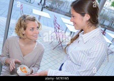 Mädchen im Cafe Terrasse Stockfoto