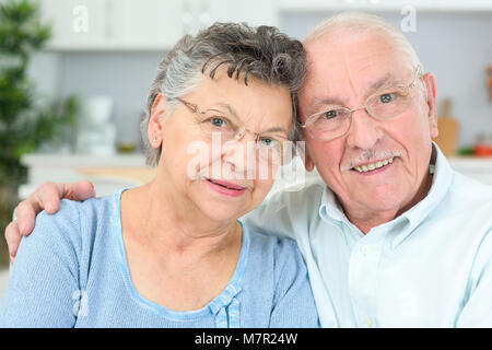 Bild von einem netten älteren Ehepaar umarmen Stockfoto