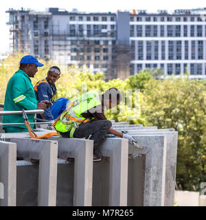 Johannesburg, Südafrika - 8. März 2018: Bauarbeiter arbeiten an der Außenseite des Gebäudes. Stockfoto