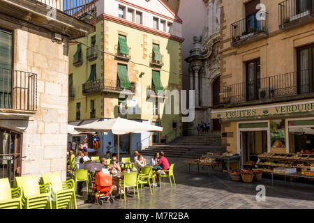 Leute genießen Sommer Tag in einem Straßencafé in der Hauptplatz (Plaça Major) von La Bisbal d'Empordà Baix Emporda, Katalonien, Spanien Stockfoto