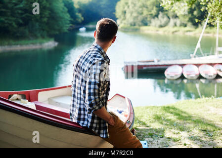 Männer auf der Suche die Ansicht vor dem Angeln Reise Stockfoto