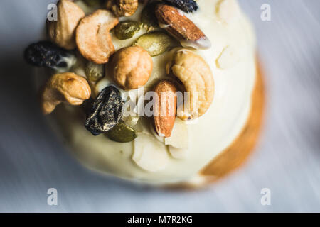 Schöne Ostern Kuchen und Wachteleier auf hölzernen Hintergrund Stockfoto