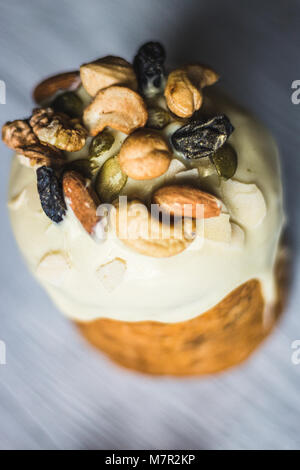 Schöne Ostern Kuchen und Wachteleier auf hölzernen Hintergrund Stockfoto