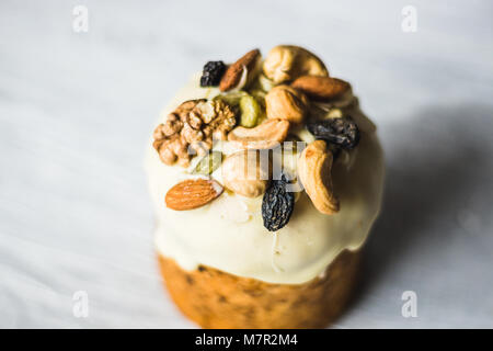 Schöne Ostern Kuchen und Wachteleier auf hölzernen Hintergrund Stockfoto