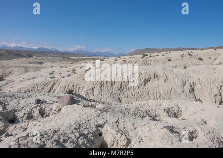 Die Unterseite der Vertrocknete Gletschersee in den Bergen des Altai. Stockfoto