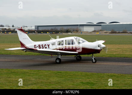 Piper PA -28-151 Cherokee Krieger an der Wellesbourne Airfield, Warwickshire, Großbritannien (G-BSCY) Stockfoto