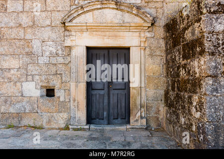 Alte schwarze hölzerne Tür in der alten Kirche Stockfoto