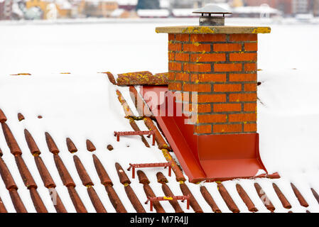 Red gemauerten Schornstein auf dem Dach im Winter. Stockfoto