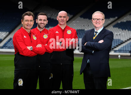 Schottland Manager Alex McLeish (rechts) mit Trainer James McFadden (Zweite links), Peter Grant (links) und Stevie Woods, nachdem die Mannschaft die Ankündigung auf der Pressekonferenz im Hampden Park, Glasgow. Stockfoto