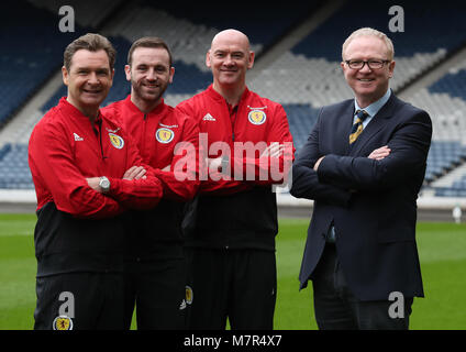 Alex McLeish (rechts), Trainer von James McFadden (zweiter links), Peter Grant (links) und Stevie Woods nach der Pressekonferenz im Hampden Park, Glasgow. DRÜCKEN SIE VERBANDSFOTO. Bilddatum: Montag, 12. März 2018. Siehe PA Story SOCCER Scotland. Bildnachweis sollte lauten: Andrew Milligan/PA Wire. Stockfoto