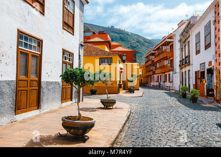 Garachico, Teneriffa, Spanien, Juni 08, 2015: Farbenfrohe Gebäude auf den Straßen von Garachico, Teneriffa, Kanarische Inseln, Spanien Stockfoto
