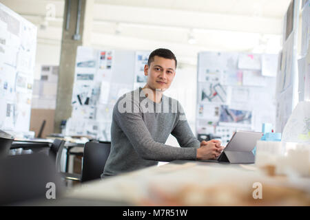 Jungen Erwachsenen männlichen Arbeiten in kreativen Büro Stockfoto