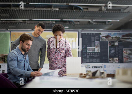 Architekten arbeiten in einem Büro Stockfoto