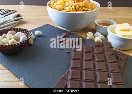 Ostern Corn Flake kuchen Zutaten mit mini Schokolade Eier Stockfoto