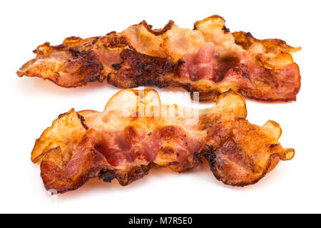 Zwei Scheiben frisch gebratenen Speck auf einem weißen Hintergrund. Stockfoto