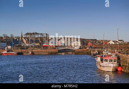 Der Blick nach Norden über die äußeren Hafen in Arbroath, mit den lokalen Fischern Boote neben, und Mackays Bootsbauerinnen Yard und Klappbrücke i Stockfoto