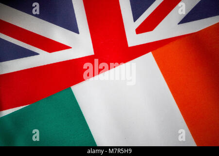 Der britische Union Jack und die irische Trikolore brexit Flags Stockfoto