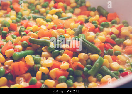 Organische rohe Gemüse sortiert in Topf kochen. Gesundes Essen, Veganer oder Ernährung Ernährung Konzept. Stockfoto