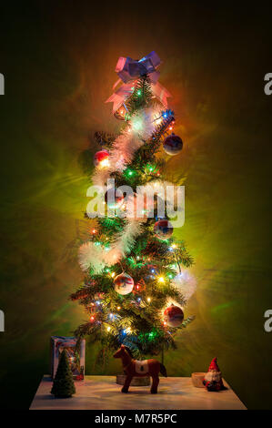 Einen kleinen Weihnachtsbaum. Kleine Weihnachtsbaum auf dem Tisch zu stehen Stockfoto