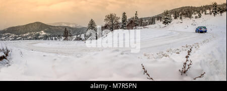 Der Winter kommt. Alpine Road auf den Berg. Stockfoto