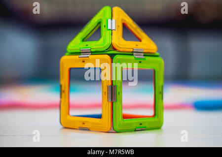 Buntes Haus. Spielzeug Haus für jedes Konzept. Miniatur bunten Kunststoff Spielzeug Haus. Buntes Haus. Spielzeug Haus für jedes Konzept. Stockfoto