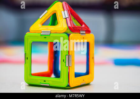 Buntes Haus. Spielzeug Haus für jedes Konzept. Miniatur bunten Kunststoff Spielzeug Haus. Buntes Haus. Spielzeug Haus für jedes Konzept. Stockfoto