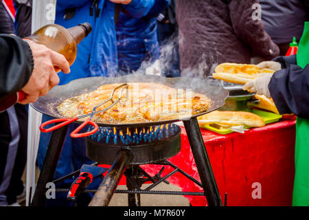 Traditionelle hausgemachte Würstchen sind Simmering am Grill zubereitet, cookout auf Flohmarkt. Stockfoto