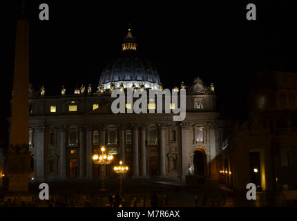 Rom Italien. August 14, 2014 um 22:30 Uhr. Nacht Blick auf die Basilika von San Pietro, auf der linken die Vatikanischen Obelisken. Stockfoto