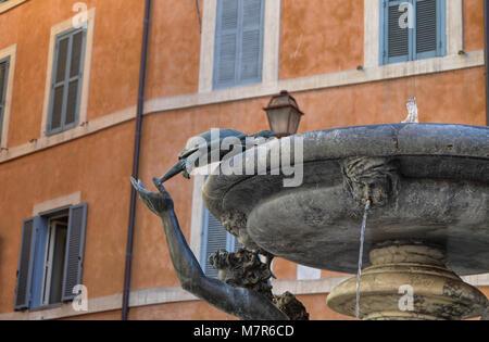 Rom, Latium, Italien. Piazza Mattei, in der Sant'Angelo Bezirk Detail der Schildkröte Brunnen. Foto vom 15. August 2014 Stockfoto