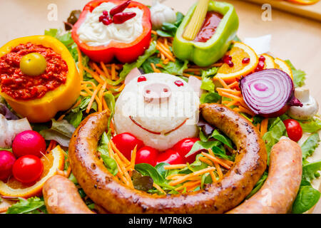 Dekoriert Würstchen mit frischem Gemüse auf traditionelle Wurst Turnier ausgesetzt. Stockfoto