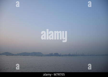 Shenzhen Bay und die Skyline von New Territories, Hong Kong Stockfoto