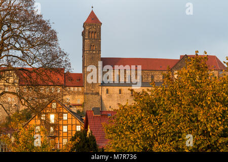 Blick auf das Schloss von Quedlinburg im Herbst Stockfoto